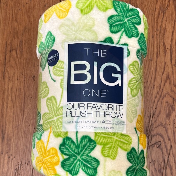 The Big One Clover Plush Throw Blanket - Picture 6 of 6